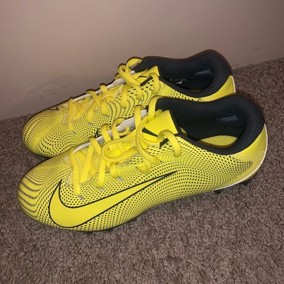 Nike Vapor Untouchable Low Football Cleats - Picture 1 of 4